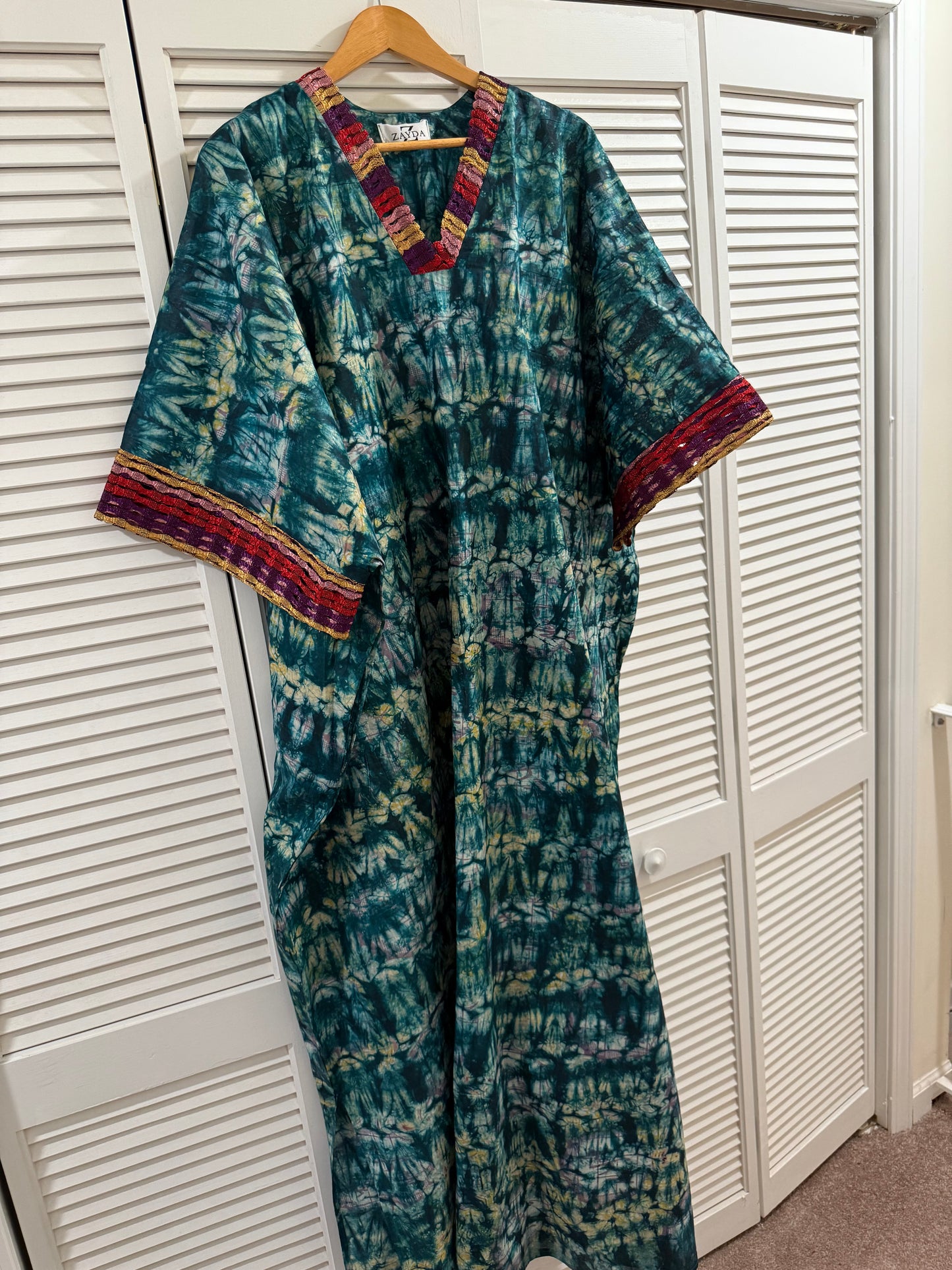 Hand-Dyed Batik (Adire)Boubou with Headwrap – Elegant African Kaftan